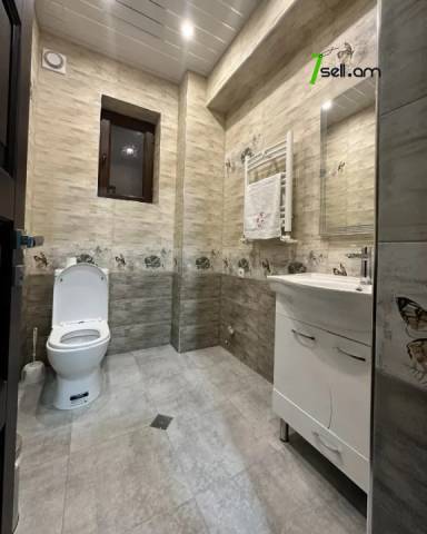 Երեք հարկանի քարե տուն 1-ին փողոցում Զովունիում, 800 ք.մ., 3+ սանհանգույց, կապիտալ վերանորոգված