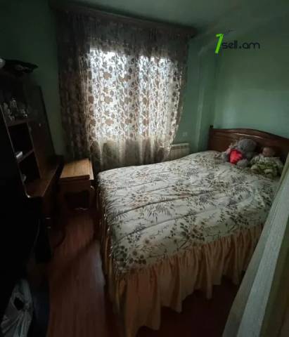 3 սենյականոց բնակարան Վաղարշյան փողոցում, 72 ք.մ., 3/5 հարկ, քարե շենք
