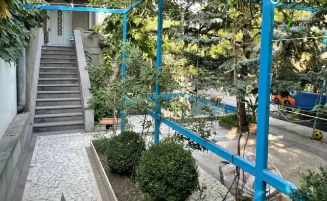 Երկու հարկանի քարե տուն, Վահրամ Փափազյանի 2-րդ նրբանցք Արաբկիրում, 350 ք.մ., 3+ սանհանգույց