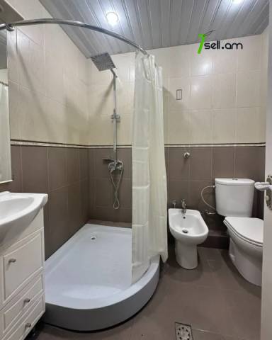 Երկու հարկանի քարե տուն Դավիթ Բեկի փողոցում Էրեբունիում, 250 քմ, 3+ սանհանգույց, եվրովերանորոգված