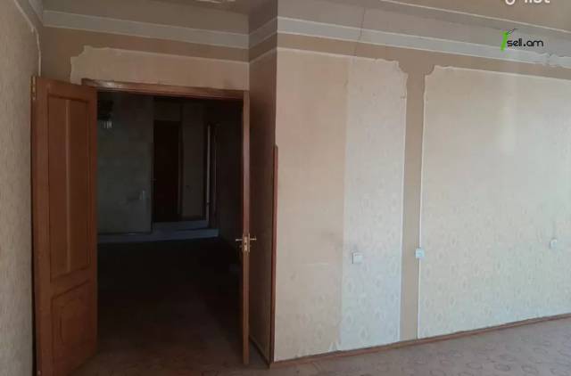 4 սենյականոց բնակարան Աղբյուր Սերոբի փողոցում, 106 ք.մ., 8/16 հարկ, մասնակի վերանորոգում