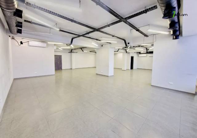 Բազմաֆունկցիոնալ գույք, Հանրապետության հրապարակ կենտրոնում, 2500 ք.մ.