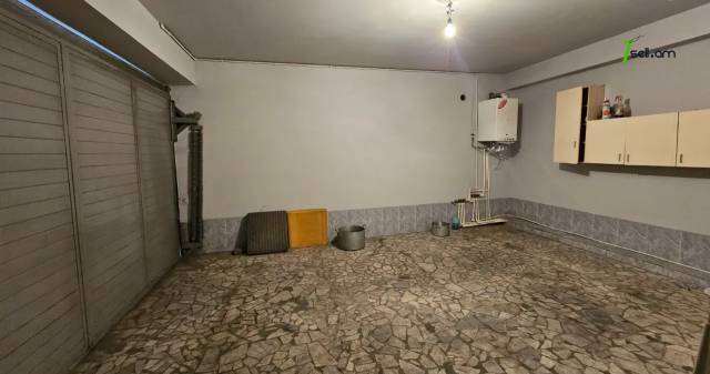 Երեք հարկանի քարե տուն Վրթանես Փափազյան փողոցում Արաբկիրում, 500 քմ, 3+ սանհանգույց