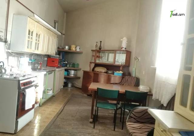 Երկու հարկանի քարե տուն Աբովյանում, 1600 ք.մ.