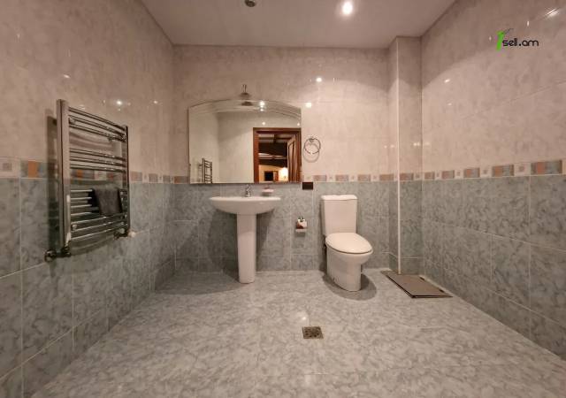 Երեք հարկանի քարե տուն, Ձոր 1 թաղամաս Դավիթաշենում, 800 ք.մ., 3+ սանհանգույց, կապիտալ վերանորոգված