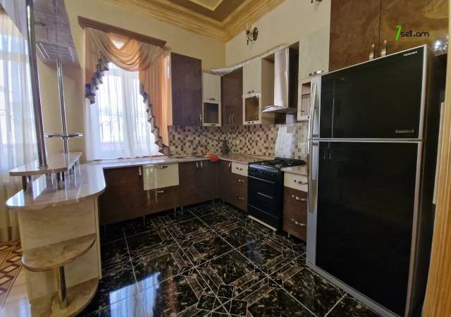 Երկու հարկանի քարե ամառանոց 12-րդ փողոցում Պտղնիում, 600 ք.մ., 3+ սանհանգույց, եվրովերանորոգված