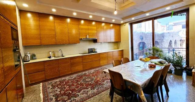 Երեք հարկանի քարե տուն Մոլդովական փողոցում Նոր Նորքում, 1240 ք.մ., 3+ սանհանգույց