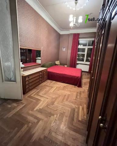 4 սենյականոց բնակարան Արամի փողոցում, 116 ք.մ., 2 սանհանգույց, մի քանի պատշգամբ, 2/5 հարկ, քարե շենք