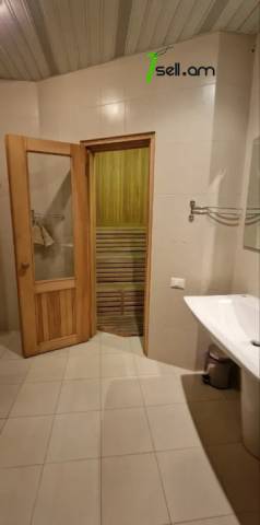 Ընդարձակ 5 սենյականոց բնակարան Մեսրոպ Մաշտոցի պողոտայում, 310 ք.մ., 2 սանհանգույց, բարձր առաստաղներ