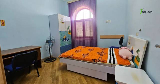 Երկու հարկանի քարե տուն Սիլիկյանի 5-րդ փողոցում Աջափնյակում, 820 քմ, 3+ սանհանգույց, մեծ հողամաս