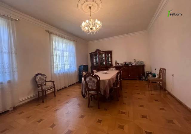 Երեք հարկանի քարե տուն Մարշալ Բաղրամյան պողոտայում Արաբկիրում, 840 ք.մ., 2 սանհանգույց