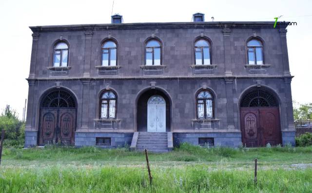 Երկու հարկանի քարե տուն, Ախուրյան խճուղի Ախուրյանում, 680 ք.մ., 2 սանհանգույց, մեծ հողամաս