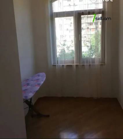 2 սենյականոց բնակարան Տերյան փողոցում, 50 ք.մ., բարձր առաստաղներ, 2/5 հարկ, կապիտալ վերանորոգված