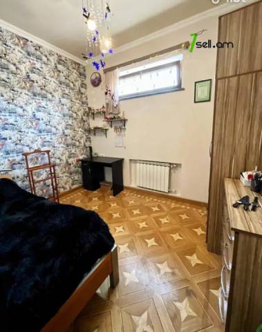 Երկու հարկանի քարե տուն Ալեք Մանուկյան փողոցում կենտրոնում, 185 ք.մ., 2 սանհանգույց