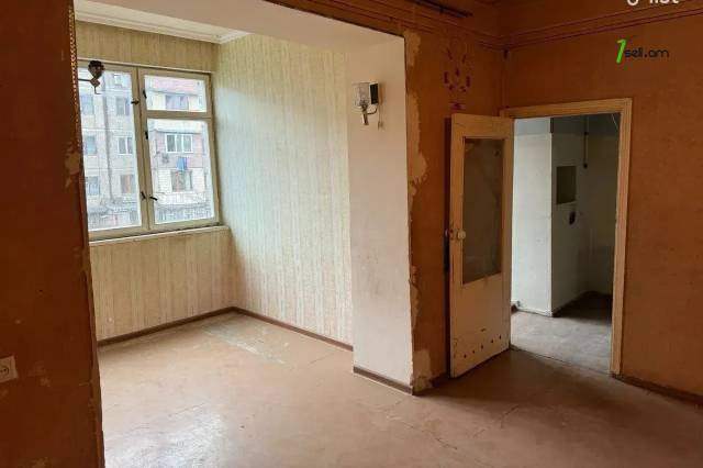 1 սենյականոց բնակարան Նելսոն Ստեփանյան փողոցում, 46 քմ, նախավերջին հարկ, քարե շենք