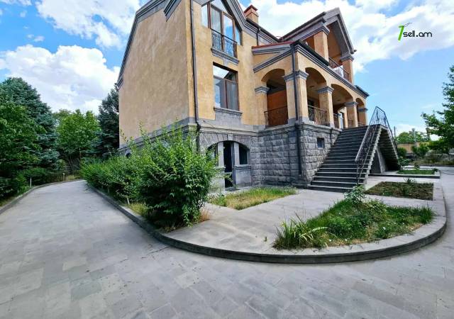 Երեք հարկանի տուն Արաբկիրում, 3200 ք.մ., 3+ սանհանգույց, մեծ հողամաս, կապիտալ վերանորոգված