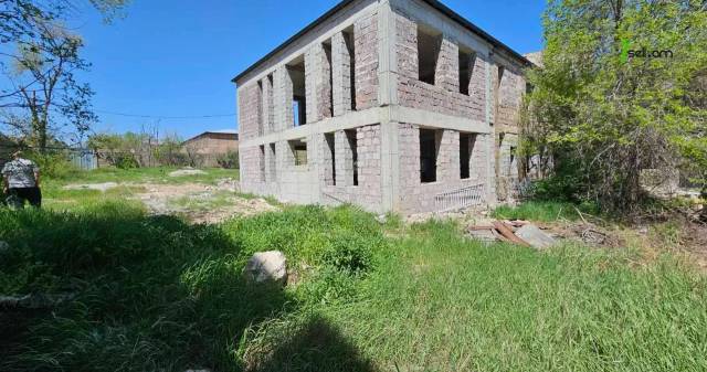 Երկու հարկանի քարե տուն Մառի փողոցում Նոր Նորքում, 1415 քմ, 3+ սանհանգույց