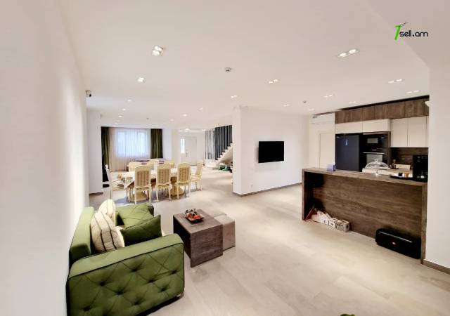 Երկու հարկանի քարե տուն, Վահագնի Թաղամաս Աջափնյակում, 700 ք.մ., 3+ սանհանգույց