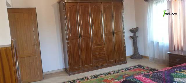 Երկու հարկանի քարե տուն Բագրևանդի փողոցում Նոր Նորքում, 250 ք.մ., 2 սանհանգույց, եվրովերանորոգված