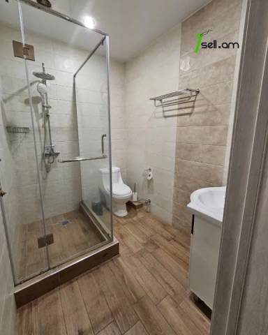 Երեք հարկանի քարե տուն Նար-Դոսի փողոցում կենտրոնում, 1510 ք.մ., 3+ սանհանգույց, կապիտալ վերանորոգված