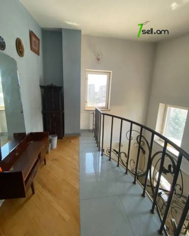 Երկու հարկանի քարե տուն Արաբկիրի 33-րդ փողոցում Արաբկիրում, 150 ք.մ., 3+ սանհանգույց