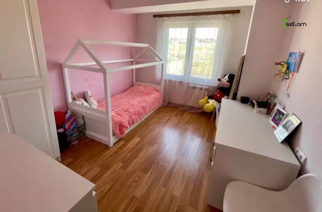 3 սենյականոց բնակարան Պետրոս Դուրյանի 1-ին փողոցում, 87 քմ, եվրովերանորոգված