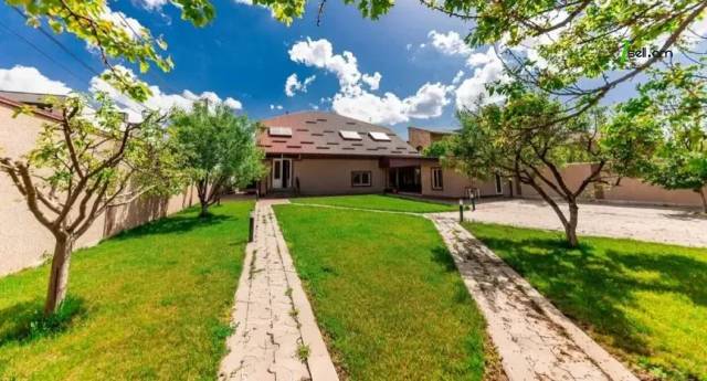 Երկու հարկանի քարե տուն Ծարավ Աղբյուրի փողոցում Ավանում, 484 քմ, 3+ սանհանգույց