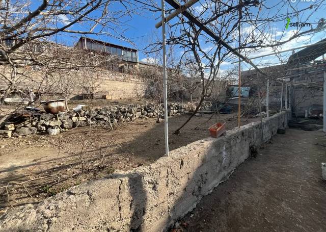 Մեկ հարկանի քարե տուն Բուժաշխատողների փողոցում Նորք Մարաշում, 96 քմ, կապիտալ վերանորոգված