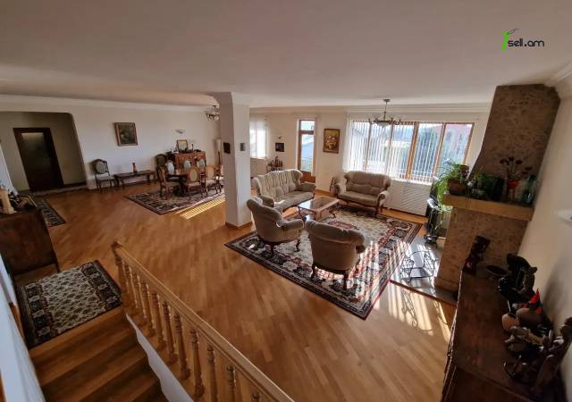 Երեք հարկանի քարե տուն Լուսինե Զաքարյան փողոցում Նորք Մարաշում, 300 քմ, 3+ սանհանգույց