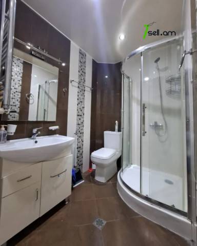 2 սենյականոց բնակարան Թումանյան փողոցում, 50 ք.մ., 2/5 հարկ, կապիտալ վերանորոգված, քարե շենք