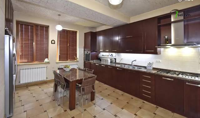 4 սենյականոց բնակարան Աբովյան փողոցում, 191 քմ, նախավերջին հարկ, 3+ սանհանգույց, բարձր առաստաղներ