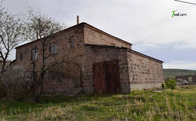 Երկու հարկանի քարե տուն 6-րդ փողոցում Հացիկում, 203 քմ, 2 սանհանգույց