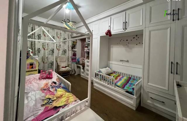 Ընդարձակ 3 սենյականոց բնակարան նորակառույց շենքում Վիկտոր Համբարձումյան փողոցում, 267 ք.մ.