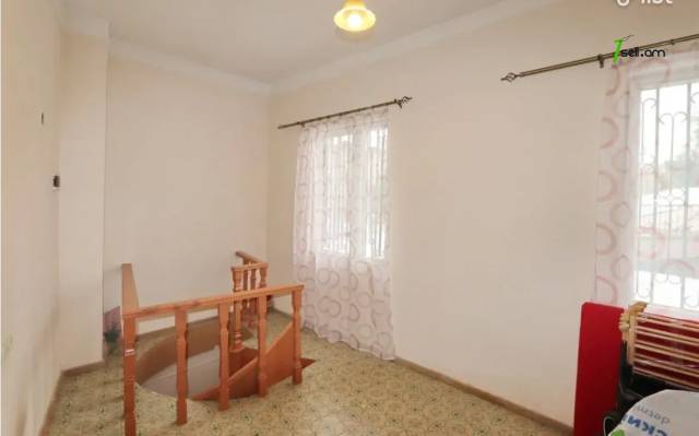 Երեք հարկանի քարե տուն Տիգրան Մեծի պողոտայում Էրեբունիում, 372 ք.մ., 2 սանհանգույց, եվրովերանորոգված