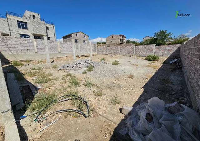 Երկու հարկանի քարե թաունհաուզ Ալբերտ Էյնշտեյնի փողոցում Քանաքեռավանում, 654 ք.մ., 3+ սանհանգույց