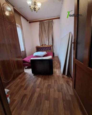 Երկու հարկանի քարե տուն Ռոստովյան փողոցում Էրեբունիում, 100 ք.մ.