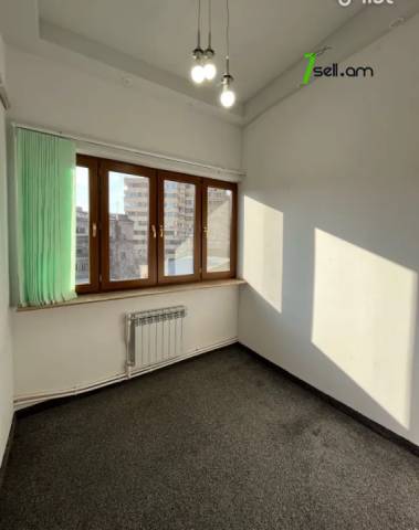 4 սենյականոց բնակարան, Paronyan St, 85 քմ, բարձր առաստաղներ, եվրովերանորոգված, քարե շենք