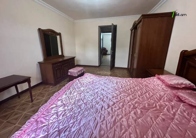 3 սենյականոց բնակարան Մոսկովյան փողոցում, 93 ք.մ., 2 սանհանգույց, նախավերջին հարկ