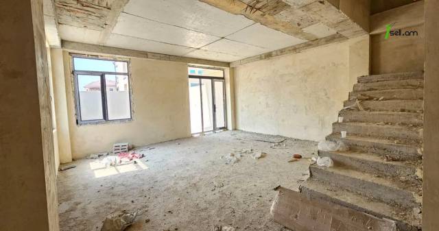 Երկու հարկանի թաունհաուզ, Գ-1 թաղամաս Աջափնյակում, 153 քմ, 2 սանհանգույց, մասնակի վերանորոգում