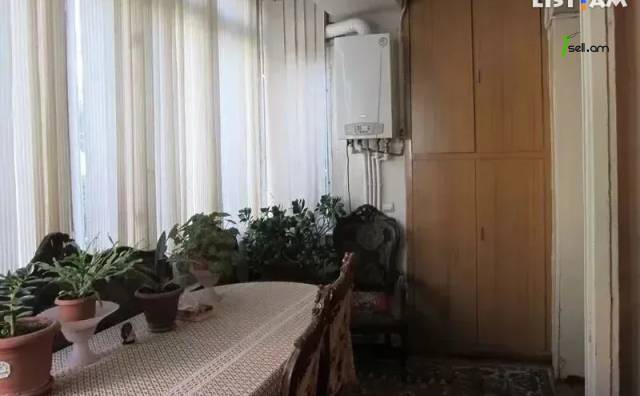 2 սենյականոց բնակարան Վահրամ Փափազյան փողոցում, 72 ք.մ., 2 սանհանգույց, մի քանի պատշգամբ, 3/5 հարկ