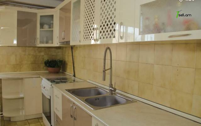 4 սենյականոց բնակարան Դրոյի փողոցում, 96 ք.մ., կապիտալ վերանորոգված, քարե շենք