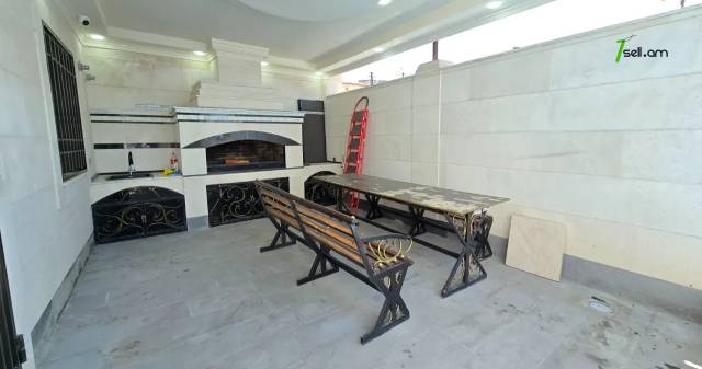 Երկու հարկանի քարե տուն Նար-Դոսի փողոցում կենտրոնում, 400 քմ, 3+ սանհանգույց, կապիտալ վերանորոգված