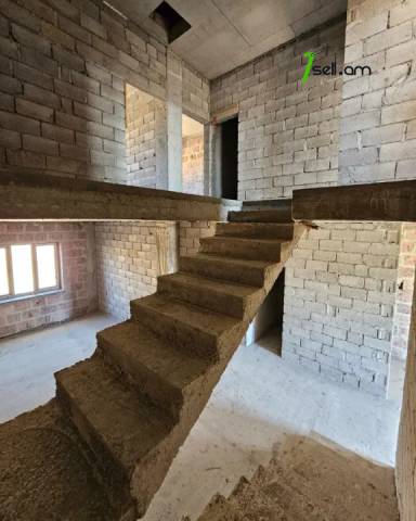 Երկու հարկանի տուն, Դավթաշեն 1-ին թաղամաս Դավիթաշենում, 500 ք.մ., 2 սանհանգույց