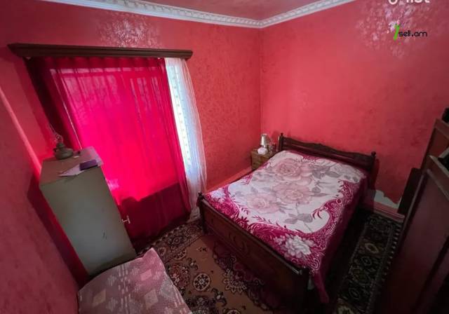 Երկու հարկանի քարե տուն Առափնյա փողոցում Եղվարդում, 207 ք.մ., 2 սանհանգույց