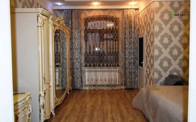 Երկու հարկանի քարե տուն 13-րդ փողոցում Գյումրիում, 716 քմ, 3+ սանհանգույց