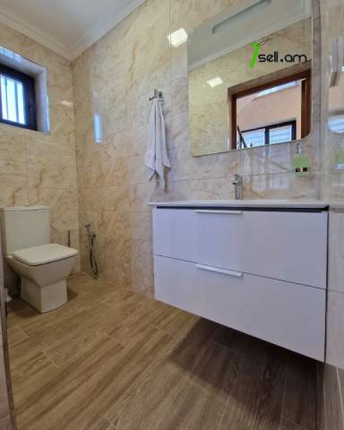 Երկու հարկանի թաունհաուզ, Գ-1 թաղամաս Աջափնյակում, 400 ք.մ., 2 սանհանգույց, կապիտալ վերանորոգված