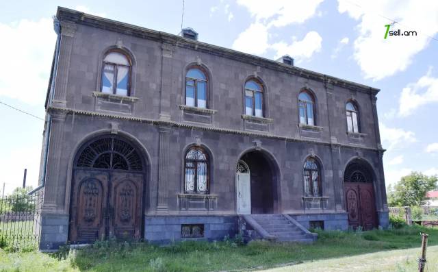 Երկու հարկանի քարե տուն, Ախուրյան խճուղի Ախուրյանում, 680 ք.մ., 2 սանհանգույց, մեծ հողամաս