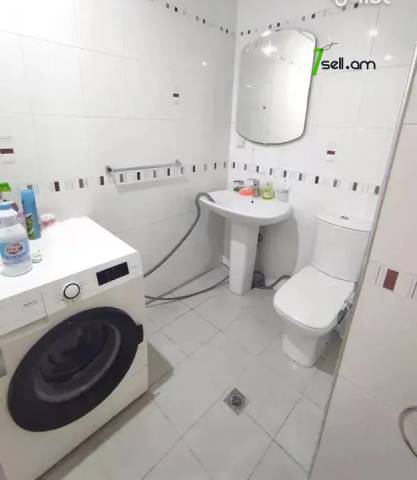 3 սենյականոց բնակարան Կարապետ Ուլնեցու փողոցում, 80 ք.մ., 4/6 հարկ, եվրովերանորոգված, քարե շենք