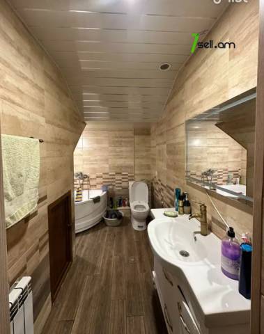 Երկու հարկանի տուն Հատիսի փողոցում Աբովյանում, 210 ք.մ., 3+ սանհանգույց, եվրովերանորոգված