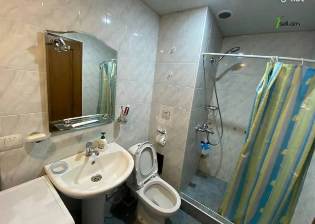 2 սենյականոց բնակարան Թումանյան փողոցում, 42 քմ, 5/8 հարկ, բարձր առաստաղներ, եվրովերանորոգված